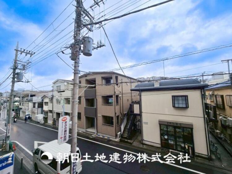 その他 【眺望】目の前に手を伸ばせば、触ることが出来そうな環境が、そのままインテリアになったような印象です。その豊かな眺望にふさわしい空間には、通風・採光にも優れ、心地よい光と風があふれています。