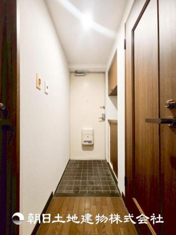 その他 【玄関】家族の帰り、遊びに来る友人、知人を優しく迎え、温もりに満ちた生活空間を予感させる。帰りたい家がここにあります。