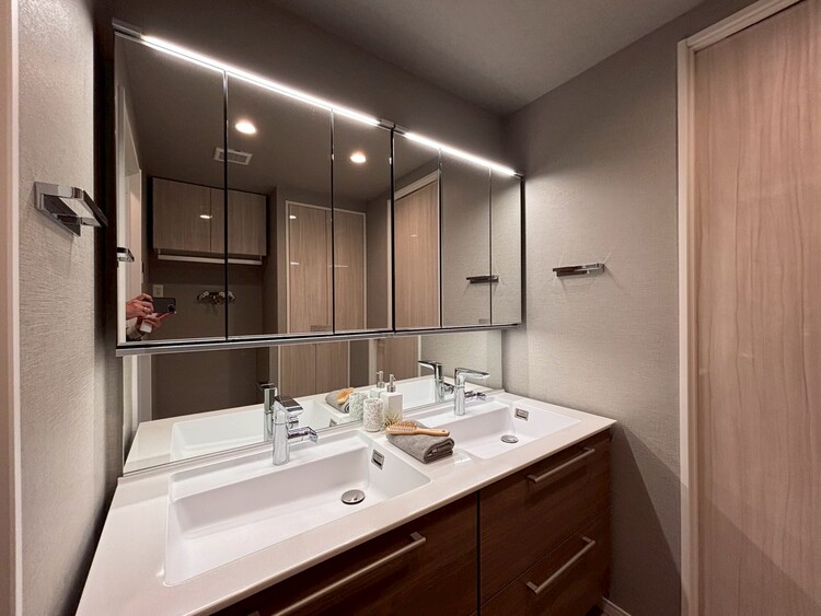 その他 清潔感を感じられる洗面化粧台。