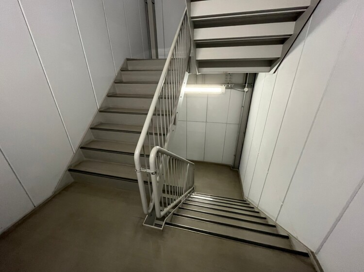 その他 共用部の階段です。明るく清潔に管理されています。
