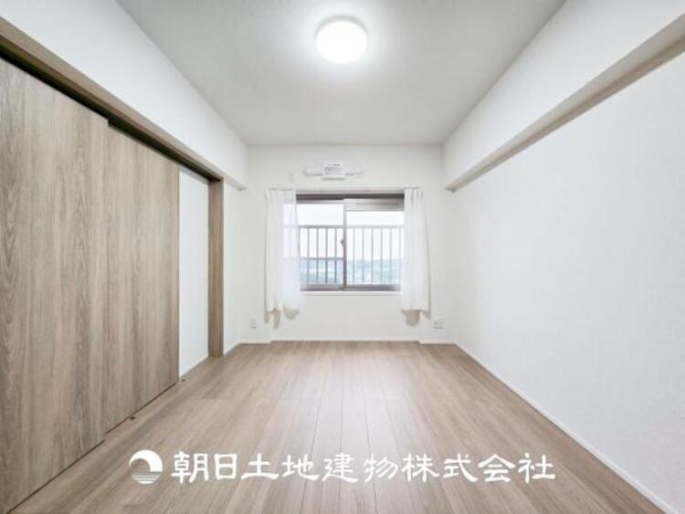 内装 【居室】爽やかな空間演出とセンス良く纏められた室内は良質な寛ぎ空間。そこで暮らす大切な人達のことを考え造りこんだ空間は日々の生活に安らぎを与えてくれます。