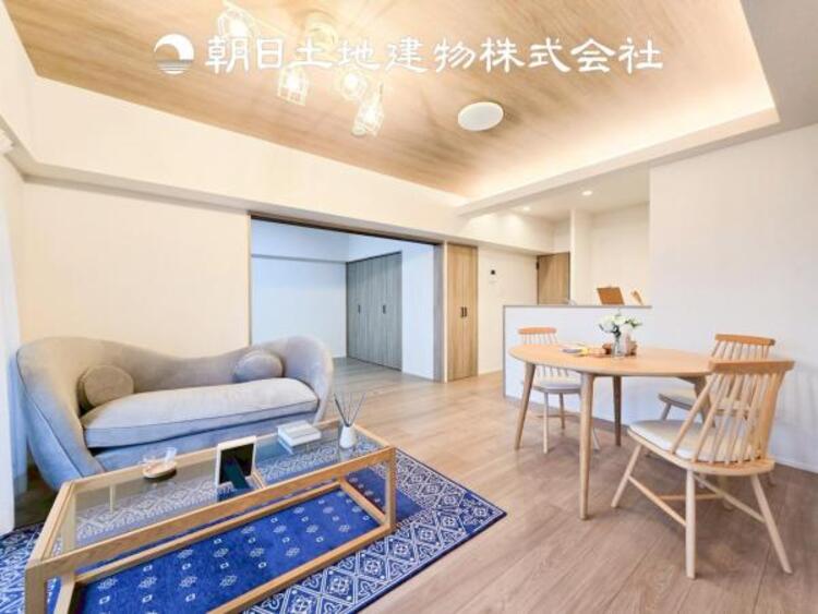 居間 【リビング】1日の中で最も長い時間を過ごすことになるリビングだからこそ、いつも笑顔があふれる空間であるように。広々とした空間から幸せな未来を。1日の中で最も長い時間を過ごすリビングは、笑顔があふれる空間です。広々とした空間から幸せな未来を。