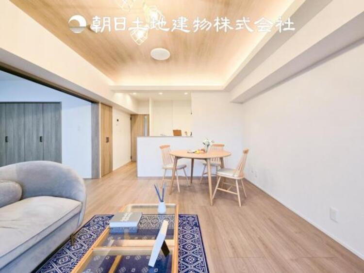 居間 【リビング】開放的で明るい空間が広がるLDK。リビングには暖かな太陽が降り注ぎ、爽やかな住空間です。お友達を呼んでお茶をしたり、一緒に料理を楽しみながら楽しい時間を。