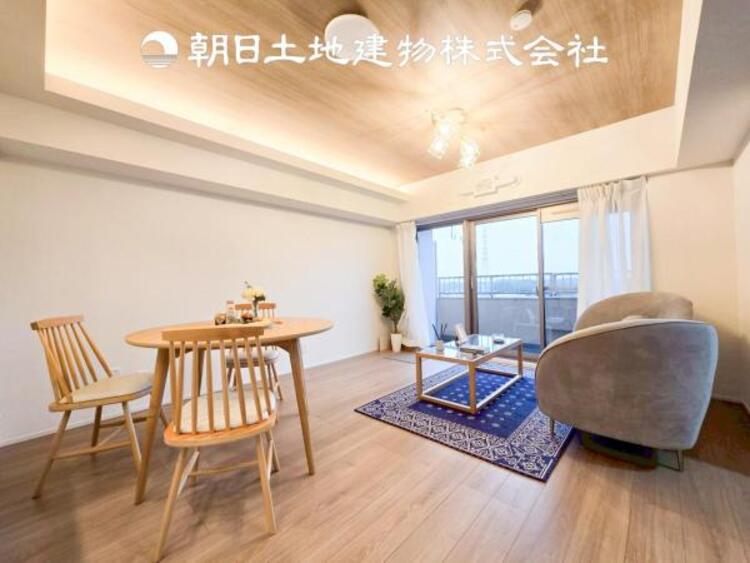 居間 【ダイニング】温かい色合いのフローリングと清々しい爽やかなクロスが明るい空間を創り出しているダイニングキッチン。ゆっくりと過ごす空間に相応しく、ここで楽しむ時間が家族や友人との絆をより深めてくれそうです。