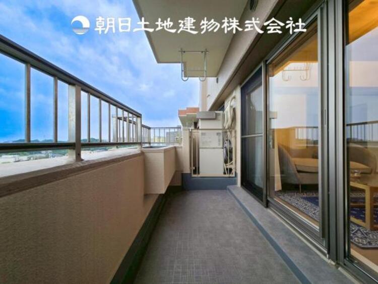 外観 【バルコニー】太陽に愛された家。陽当り・通風に優れた魅力的で快適さを追求した住宅です。ここに住むからこそ意味がある。そんな特別感に浸りながら、毎日をお過ごし下さい。