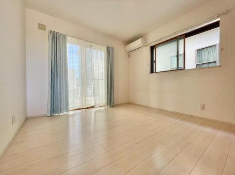 内装 充分な収納スペースを確保。居室内に余計な家具を置く必要がないので、シンプルですっきりとした暮らしが実現しています。空間にゆとりがあると、気持ちにもゆとりが生まれそうです。