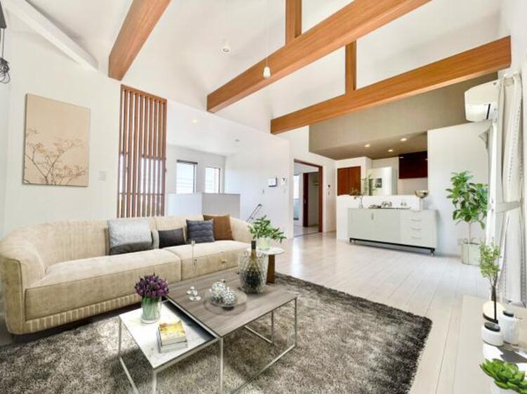 居間 光と風があふれる開放的なリビングダイニングには自然と家族みんなが集まってきます。明るく穏やかな空気のなかで食べたり、笑ったり。そんな幸せを感じさせてくれる場所です。