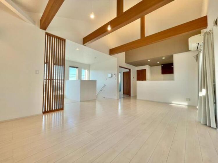 居間 家族が集まるリビングは明るさが取れる設計に。続き間の洋室はお子様を遊ばせるスペースとしても重宝します。ライフスタイルの変化にも対応しやすい間取り設計となっております。