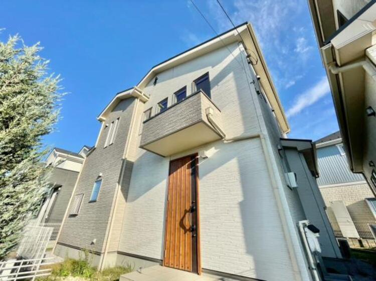 外観 素敵な住宅にはそれに相応しい緑が必要。子供たちの成長、家族の愛情の深まりと共に背を伸ばし年輪を刻んでい木々たちが、大切な家族の住宅を飾ります。