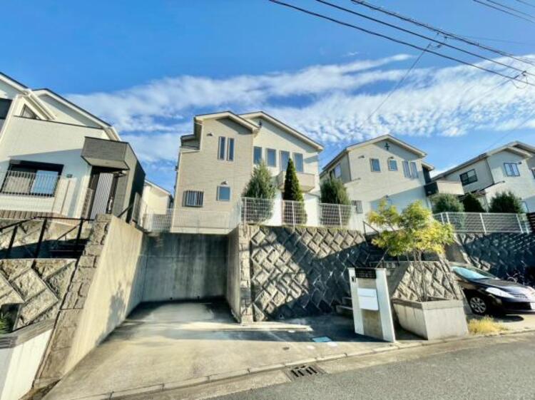 外観 美しい景観を生み出すこの邸宅は採光や風通しまで考え抜いて造ります。外観の美しさだけでなくそこに住まうご家族様の心地良さを最優先します。