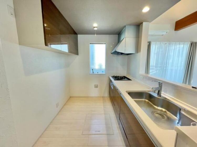 キッチン カウンターキッチンを採用しているので、リビングからの視界は広く開放的になり、キッチンからは、リビングにいるお子様の様子を見ながら調理できるため、安心してお料理をしていただけます。