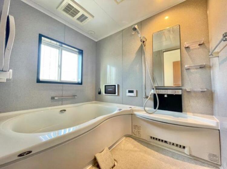 風呂 一日の疲れを癒してくれる浴室。高級感あるカラーと大きさ・柔らかな曲線で構成された半身浴も楽しめるバスタブが心地よさをもたらしてくれる落ち着いた空間です。