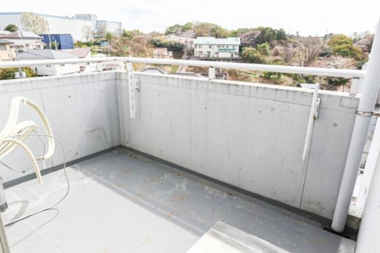 バルコニー 使い易いバルコニー。やわらかな陽射し・心地よい風。どこまでも広がる空の下、限りない開放感を味わえる空間です。