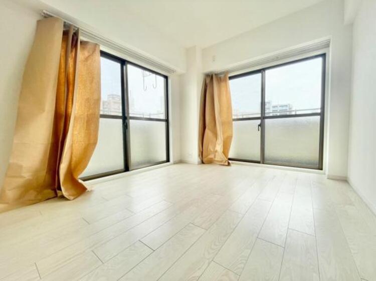 内装 二面バルコニーの洋室は窓から注がれる光で家族とのコミュニケーションも明るくなりそうな居室です。