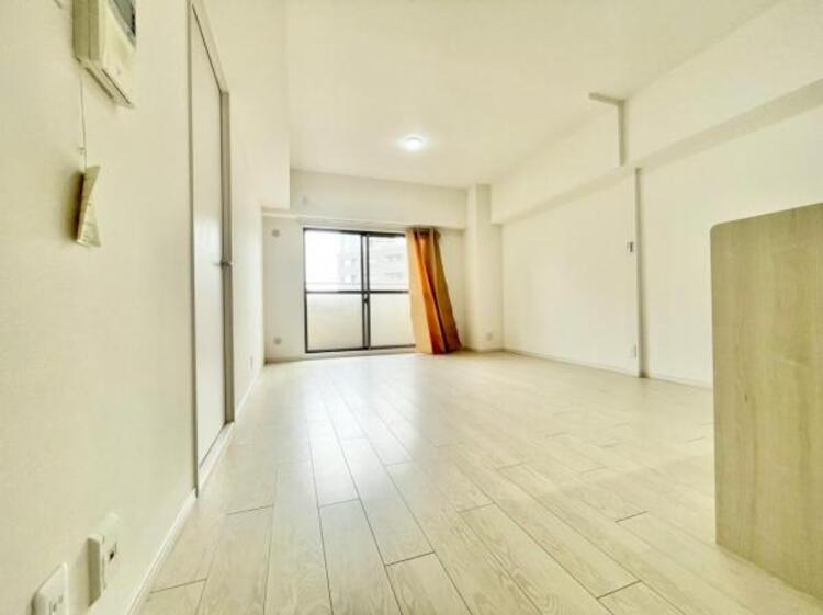 居間 光と風があふれる開放的なリビングダイニングには自然と家族みんなが集まってきます。明るく穏やかな空気の中で幸せを感じさせてくれる場所です。