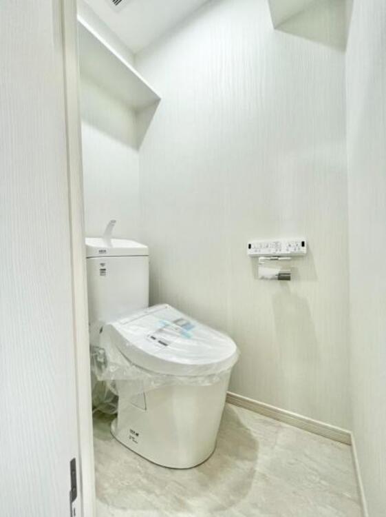 トイレ 白を基調としたウォシュレットトイレは清潔感あるプライベート空間を演出します。
