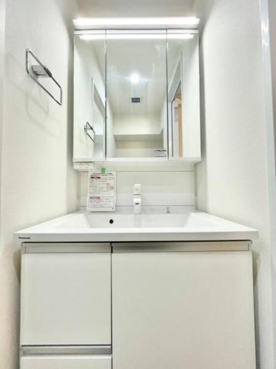 洗面 清潔感のあるワイドな洗面台は収納力もあり、いつでもすっきりとした洗面室に。