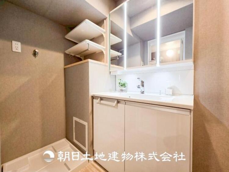 洗面 【洗面化粧台】慌ただしい1日が始まり、充実した1日の終わりを締めくくる洗面所。快適に過ごせることはもちろん、収納や機能性を兼ね備えた洗面化粧台です。快適に過ごせることはもちろん、収納や機能性を兼ね備えた洗面化粧台です。