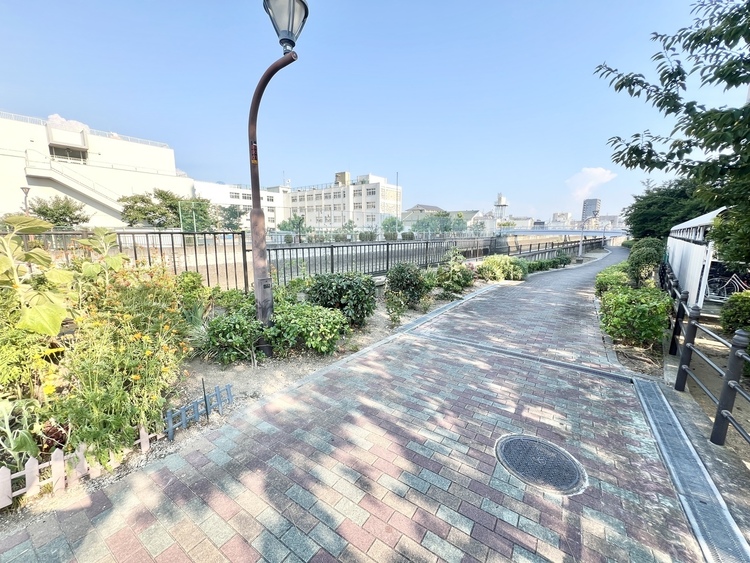 その他 川沿い遊歩道ワンちゃんの散歩コースに適してます♪