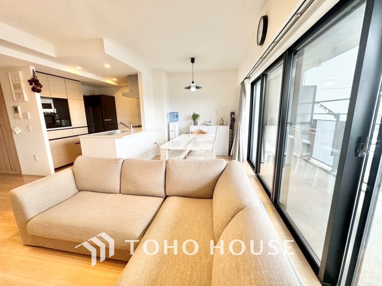 内装 【LIVING】◆陽光◆が差し込む。この開放的なLDKに家族の笑顔が集う。家族が一緒に過ごす空間は明るく、そして居心地よく。