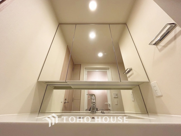 洗面 【WASHROOM】◆快適◆煌びやかな暮らしの中にも忘れたくない快適さ。大きな収納が助けてくれます。