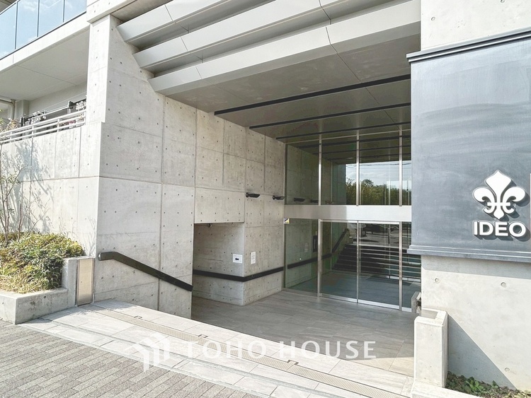 エントランス 【ENTRANCE】◆家族◆家で家族と過ごす時間は限られている。帰りを待つ家族の元へと急ぐときの弾む思い。そんな思いを引き立てる邸宅。