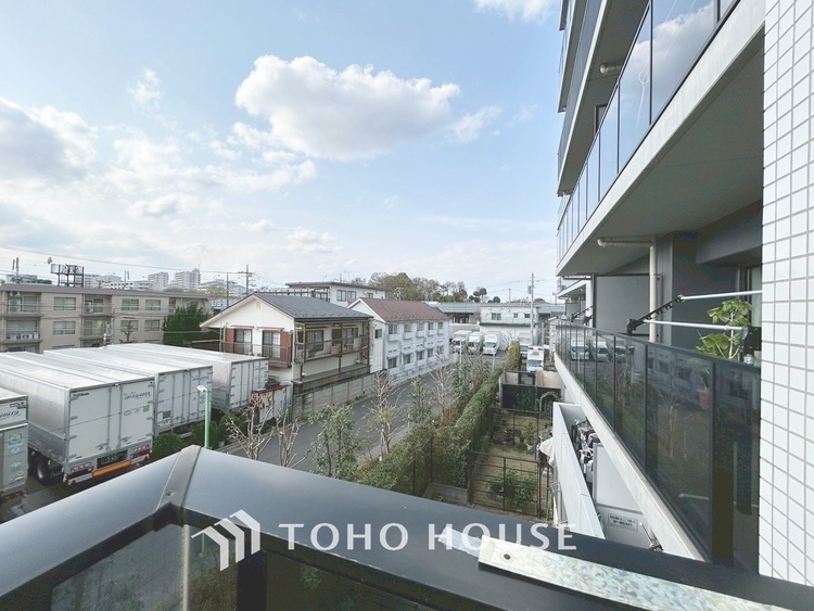 その他 【BALCONY】◆BLUE SKY◆自然の心地よさに包まれる。大開口の外に広がるのは爽やかな青空。