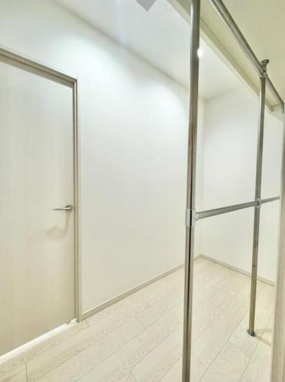 設備 ウォークインクローゼット　収納力の高いウォークインクローゼット。衣類はもちろん、バッグやアクセサリーなどをまとめて収納できます。かさばる季節ものなどの収納にも便利です。