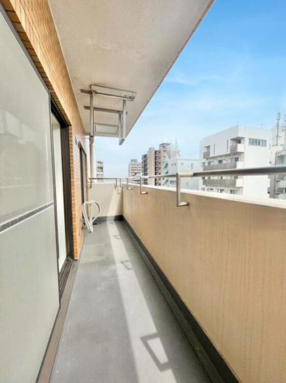 バルコニー 陽光、風通しのよいワイドバルコニー。お洗濯物も乾かしやすいですね。