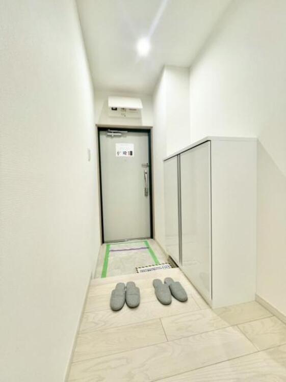 その他 上質感漂う玄関と廊下。居住者の帰り・訪れる方を優しく迎える、安らぎに満ちた生活空間を予感させます。