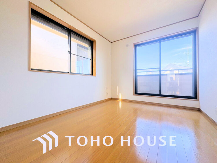 内装 採光もある洋室は、くつろぎのひと時を過ごすのにぴったり