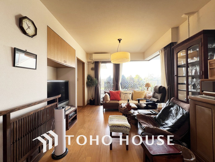 内装 約21帖のゆったりLDKは家族団欒の空間、会話もはずむ明るいリビング