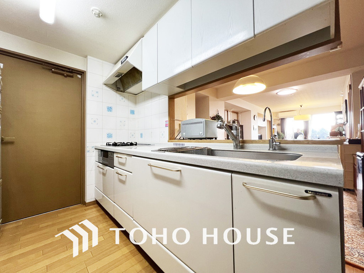 キッチン 収納も豊富で、綺麗な空間を保てるキッチンスペース