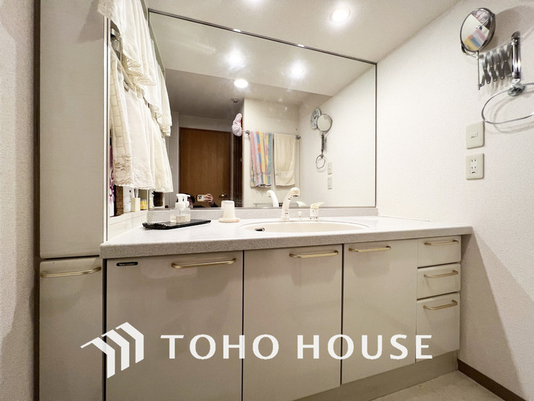 洗面 大きな三面鏡付き、収納豊富で使い勝手の良い洗面化粧台です