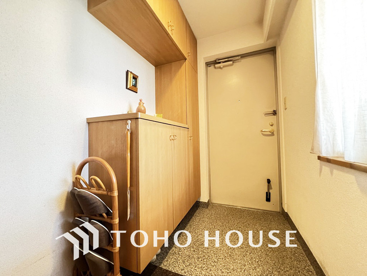 玄関 飾り過ぎないシンプルな内装の玄関