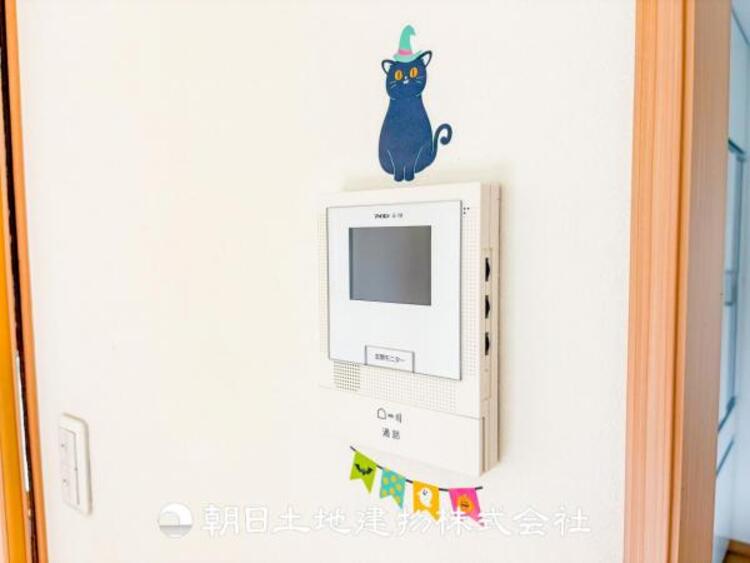 内装 TVモニター付きインターホンは訪問者のお顔を確認出来安心な機能です！