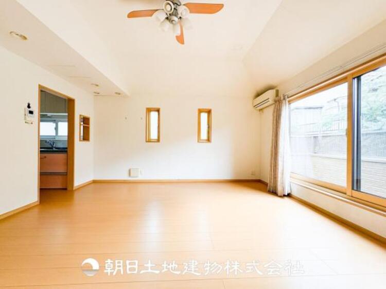 居間 リビングにはみんなが集い、食事や楽しい会話が始まる。