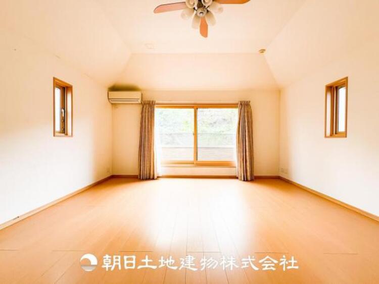 居間 大切なご家族、招いた友人と過ごすひと時を溢れる光が優しく包み込む空間。