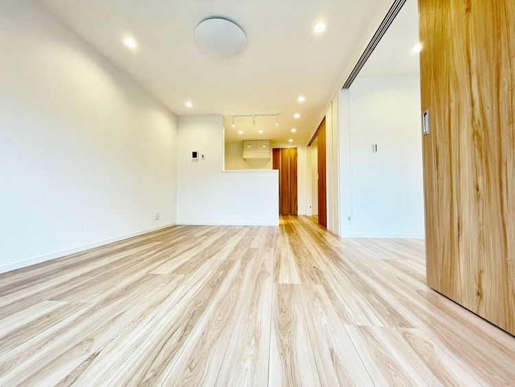 居間 飾り過ぎないシンプルな内装と偏り過ぎないデザインで統一しました。