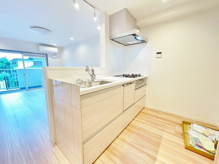 キッチン スマートな意匠と充実の機能を備えたキッチンが、暮らしにおいしい彩りを添えます。