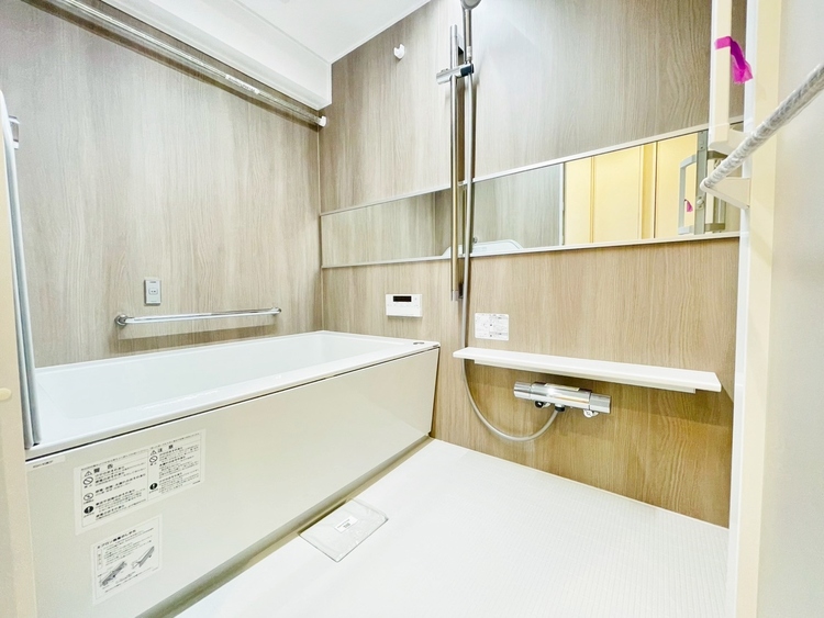 風呂 一日の疲れを癒すバスルームは、心地よいリラックスを叶える清潔感溢れる空間です。