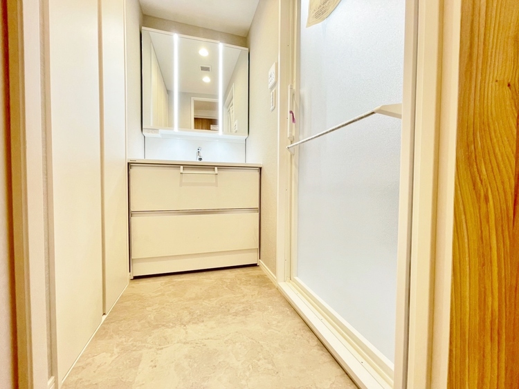 洗面 清潔感と心地よさを重視した、上質感漂うパウダールーム。