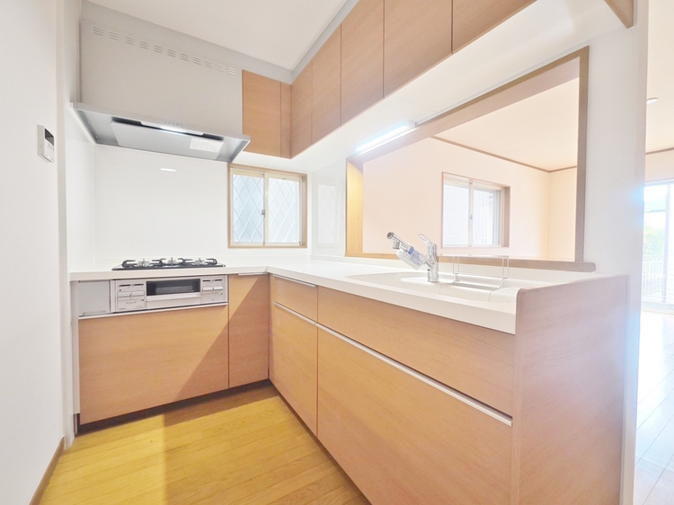 キッチン スマートな意匠と充実の機能を備えたキッチンが、暮らしにおいしい彩りを添えます。