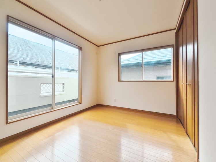 寝室 ベッドも十分に設置するスペースがあります。