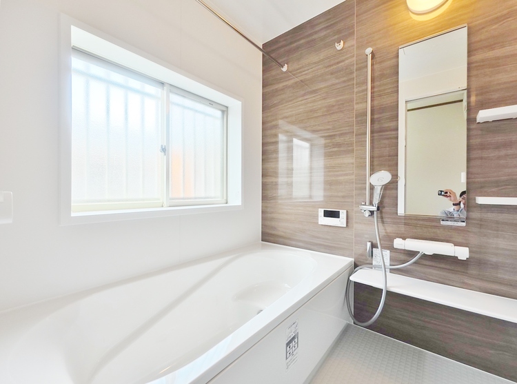 風呂 一日の疲れを癒すバスルームは、心地よいリラックスを叶える清潔感溢れる空間です。