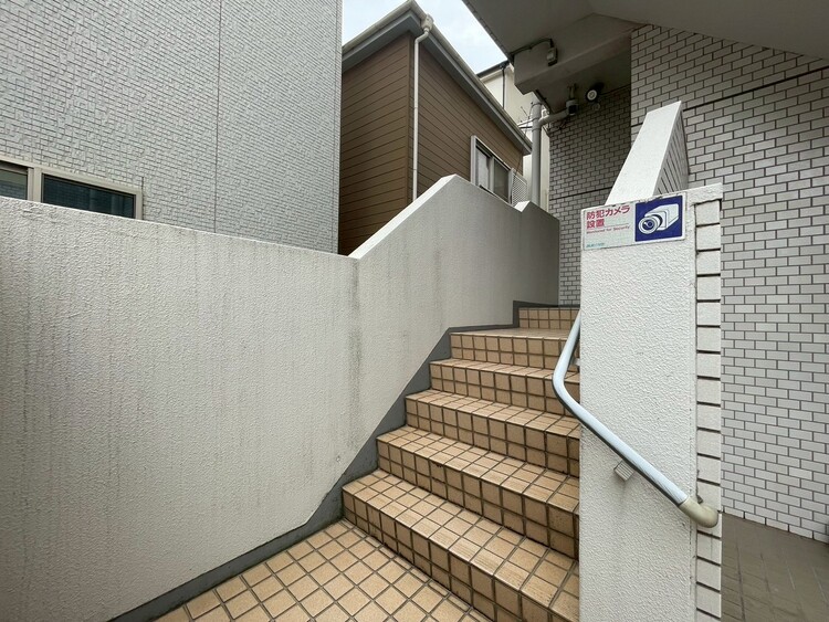 その他 共用部の階段です。明るく清潔に管理されています。
