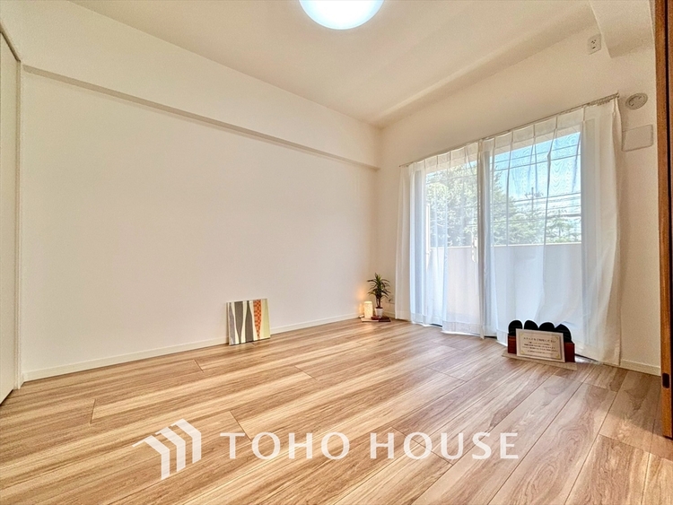 内装 使いやすく、明るい洋室に仕上がります。子供部屋や趣味のお部屋にご利用できます。ご自身で家具などを配置し、素敵な空間を創り上げられます。