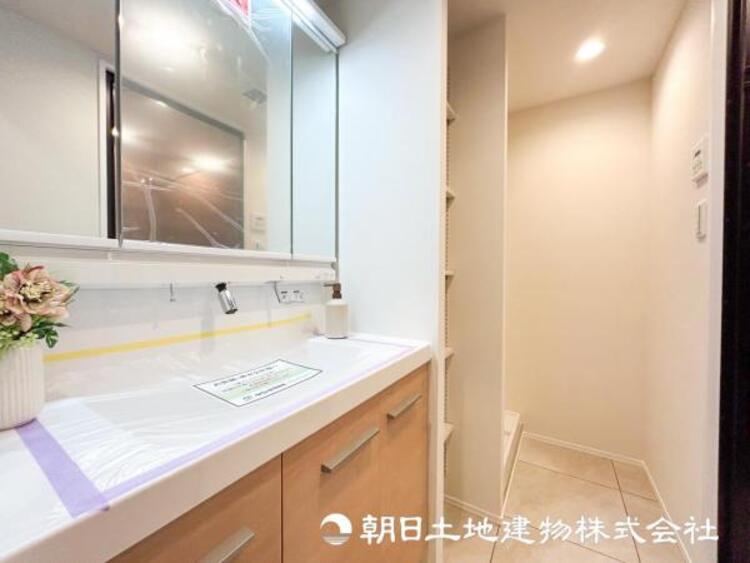 洗面 【洗面化粧台】広々とした洗面台は日々の身だしなみチェックや歯磨きなど、朝の慌ただしい時間でも心に余裕とゆとりが生まれます。