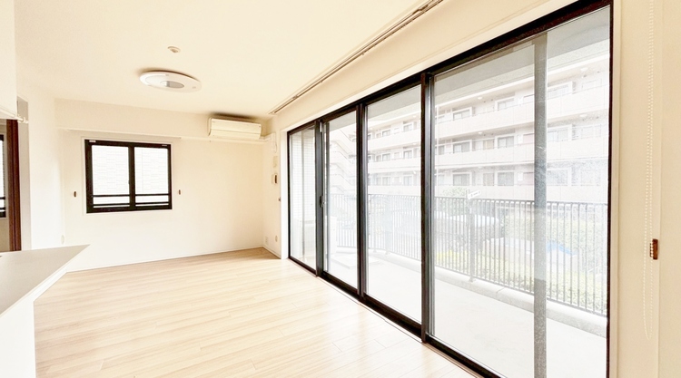 居間 居心地の良い空気感は、暮らしのステージを彩り、心からのやすらぎと満足感を与えてくれます。