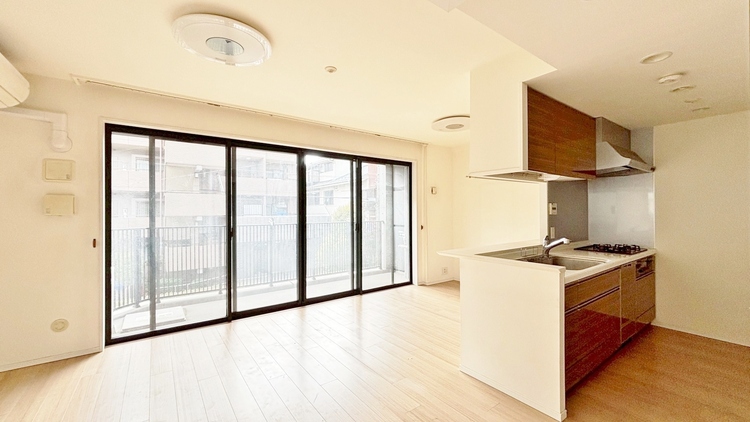 居間 飾り過ぎないシンプルな内装と偏り過ぎないデザインで統一しました。